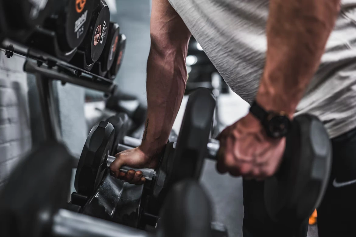 Lumina naturală intră într-o sală de sport